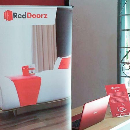 Reddoorz @ Simpang Lima Jupiter Hotel Sorong Buitenkant foto