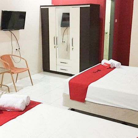 Reddoorz @ Simpang Lima Jupiter Hotel Sorong Buitenkant foto