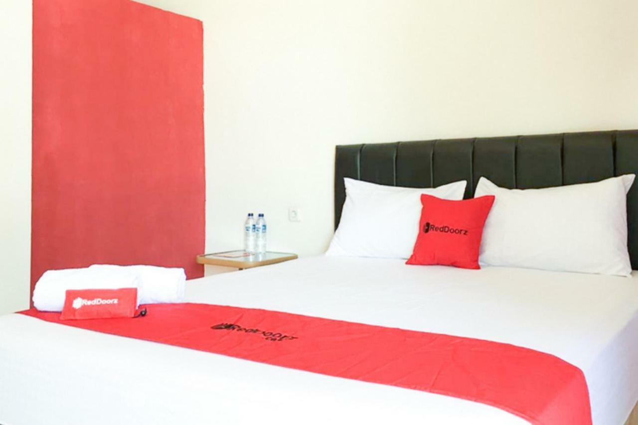 Reddoorz @ Simpang Lima Jupiter Hotel Sorong Buitenkant foto
