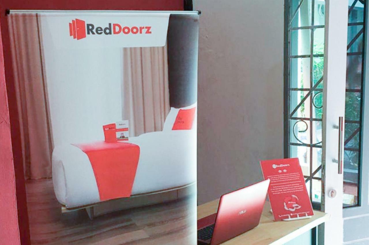 Reddoorz @ Simpang Lima Jupiter Hotel Sorong Buitenkant foto