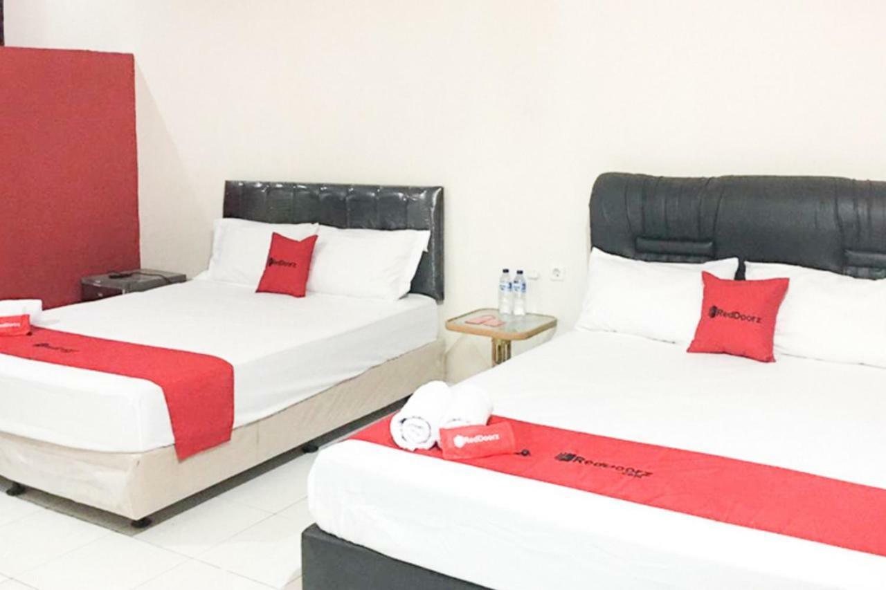 Reddoorz @ Simpang Lima Jupiter Hotel Sorong Buitenkant foto