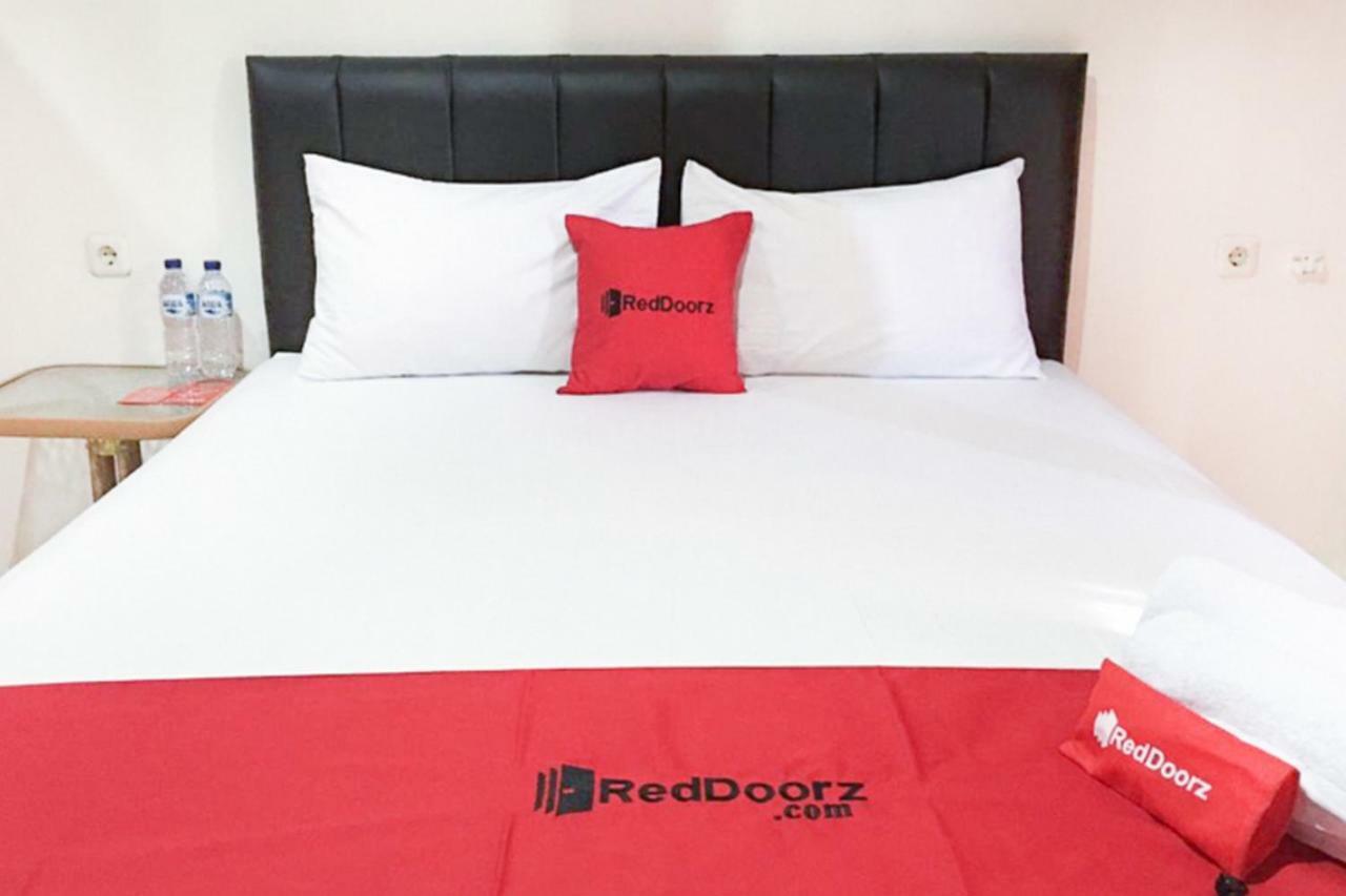 Reddoorz @ Simpang Lima Jupiter Hotel Sorong Buitenkant foto