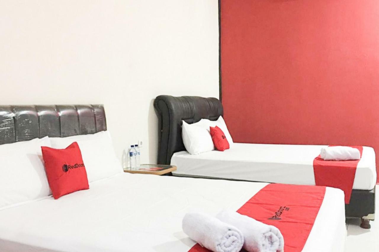 Reddoorz @ Simpang Lima Jupiter Hotel Sorong Buitenkant foto