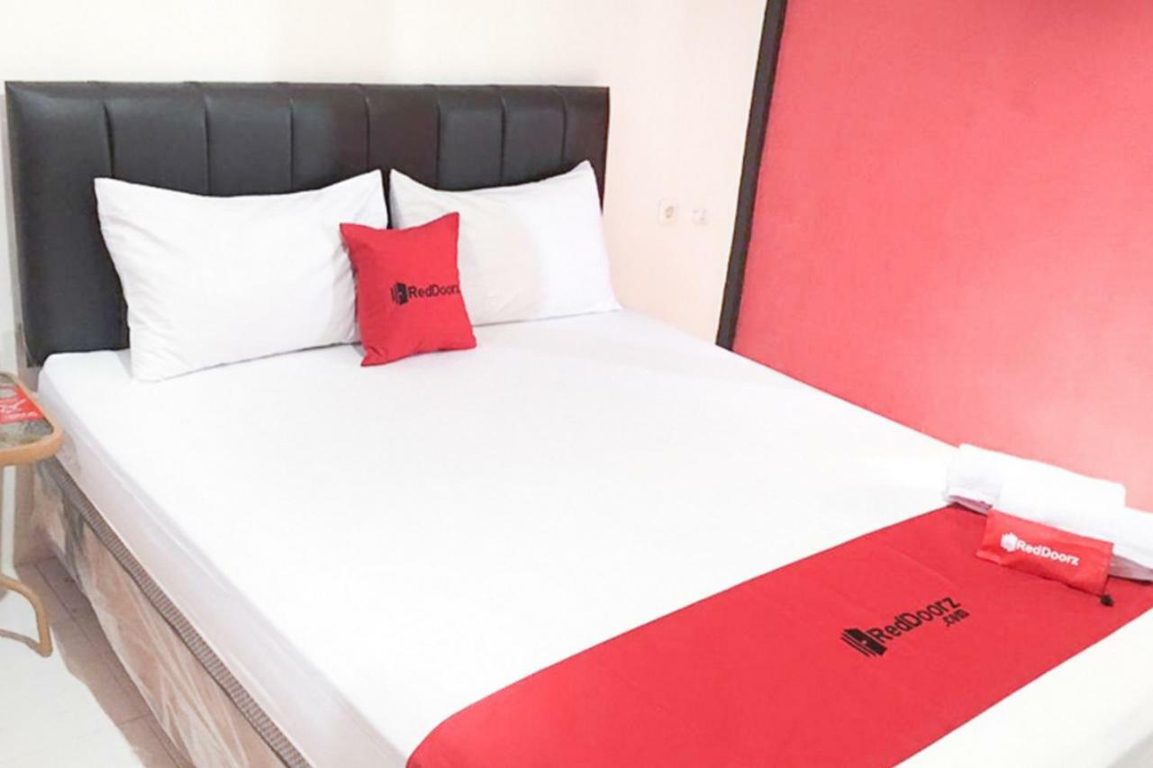Reddoorz @ Simpang Lima Jupiter Hotel Sorong Buitenkant foto